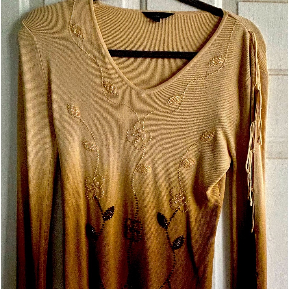 Sweater with detailed sequins.